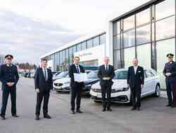 (v. l.) Generalmajor Ing. Peter Skorsch (Bundesministerium für Inneres), Hannes Maurer (CEO Porsche Bank AG), Mag. Gerhard Zotter, MBA (Bundesbeschaffung GmbH), Gerhard Karner (Bundesminister für Inneres), Dr. Hans Peter Schützinger (Sprecher der Porsche Holding Geschäftsführung) und General Reinhard Schnakl (Bundesministerium für Inneres)